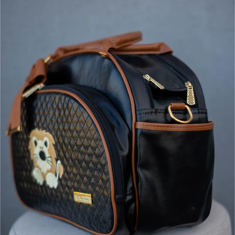 Bolsa da Mamãe - Couro Preto com Detalhes em Couro Caramelo e Bordado de Leão